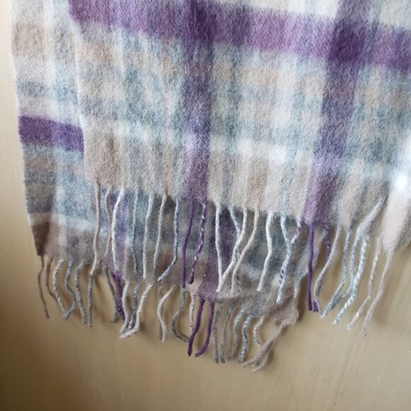 House Of S otland Plaid Fringe S arf in Purple and Tan Lambswool - Picture 2 of 4